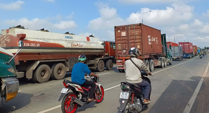 Hình ảnh "ngay ngắn" khiến nhiều người ngạc nhiên trên đường Mỹ Phước-Tân Vạn sáng 15-8- Ảnh 2. Hình ảnh "ngay ngắn" khiến nhiều người ngạc nhiên trên đường Mỹ Phước-Tân Vạn sáng 15-8- Ảnh 2.