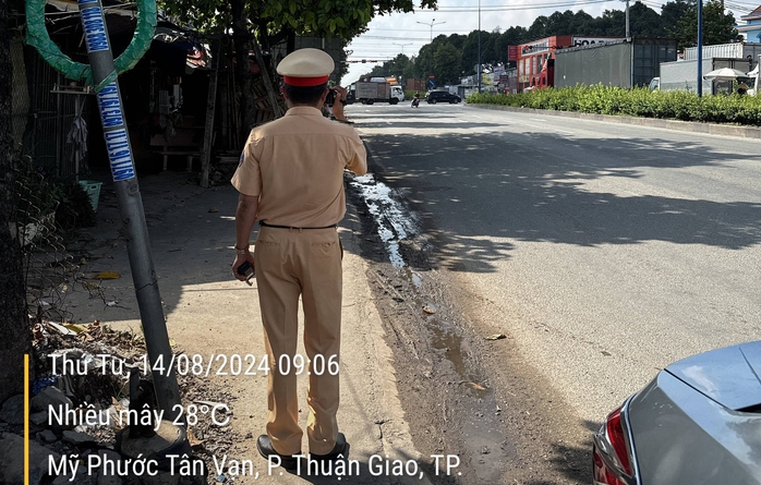 Hình ảnh "ngay ngắn" khiến nhiều người ngạc nhiên trên đường Mỹ Phước-Tân Vạn sáng 15-8- Ảnh 4. Hình ảnh "ngay ngắn" khiến nhiều người ngạc nhiên trên đường Mỹ Phước-Tân Vạn sáng 15-8- Ảnh 4.