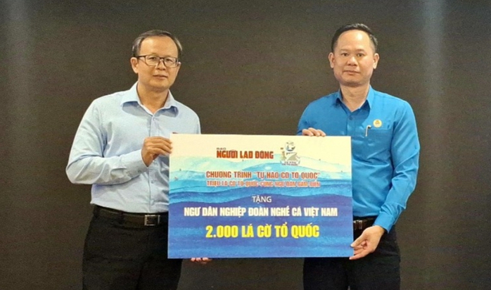 Báo Người Lao Động trao tặng 2.000 lá cờ Tổ quốc cho Nghiệp đoàn Nghề cá Việt Nam- Ảnh 1. Báo Người Lao Động trao tặng 2.000 lá cờ Tổ quốc cho Nghiệp đoàn Nghề cá Việt Nam- Ảnh 1.