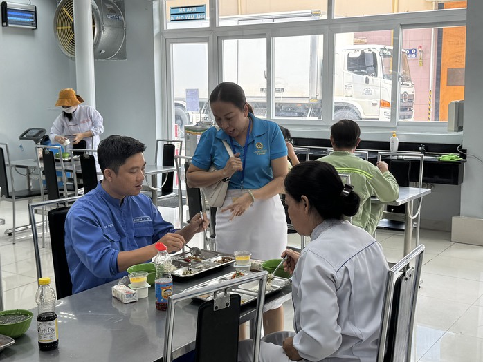 Hơn 6.000 công nhân phấn khởi với bữa ăn đặc biệt- Ảnh 2. Hơn 6.000 công nhân phấn khởi với bữa ăn đặc biệt- Ảnh 2.