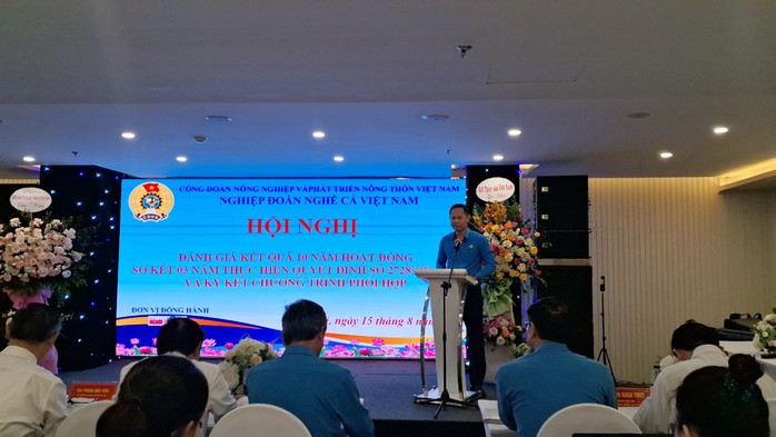Báo Người Lao Động trao tặng 2.000 lá cờ Tổ quốc cho Nghiệp đoàn Nghề cá Việt Nam- Ảnh 2. Báo Người Lao Động trao tặng 2.000 lá cờ Tổ quốc cho Nghiệp đoàn Nghề cá Việt Nam- Ảnh 2.