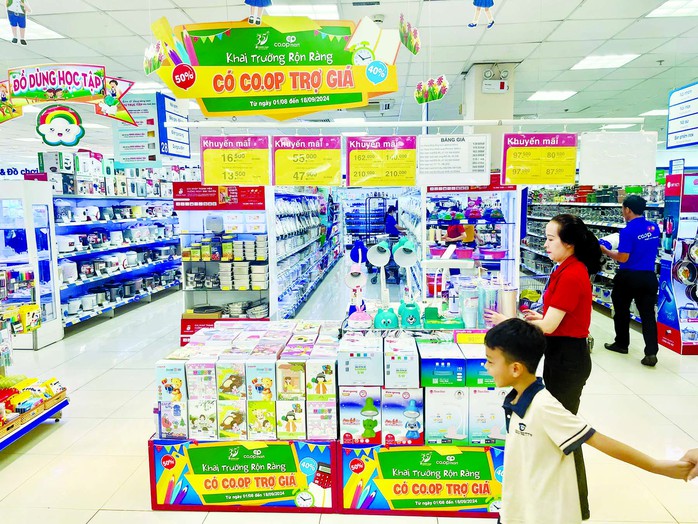 Co.opmart bảo đảm cung ứng số lượng lớn đồng phục học sinh, đồ dùng học tập với giá bình ổn. Ảnh: Hoàng Phúc Co.opmart bảo đảm cung ứng số lượng lớn đồng phục học sinh, đồ dùng học tập với giá bình ổn. Ảnh: Hoàng Phúc