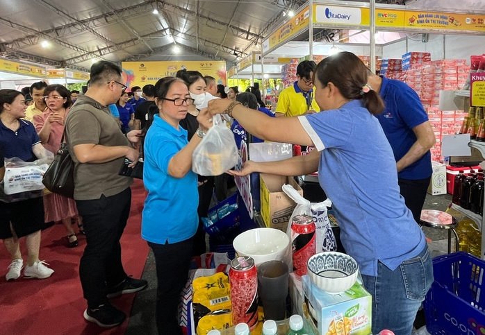 Nhiều công nhân bất ngờ khi hoa hậu tham gia bán hàng giảm giá - Ảnh 4. Nhiều công nhân bất ngờ khi hoa hậu tham gia bán hàng giảm giá - Ảnh 4.