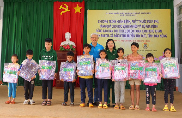 Khám bệnh, phát thuốc miễn phí cho hơn 300 lượt đồng bào dân tộc thiểu số- Ảnh 1. Khám bệnh, phát thuốc miễn phí cho hơn 300 lượt đồng bào dân tộc thiểu số- Ảnh 1.