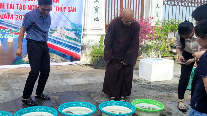 Thả phóng sinh 13.000 con cá xuống dòng sông Hồng- Ảnh 4. Thả phóng sinh 13.000 con cá xuống dòng sông Hồng- Ảnh 4.