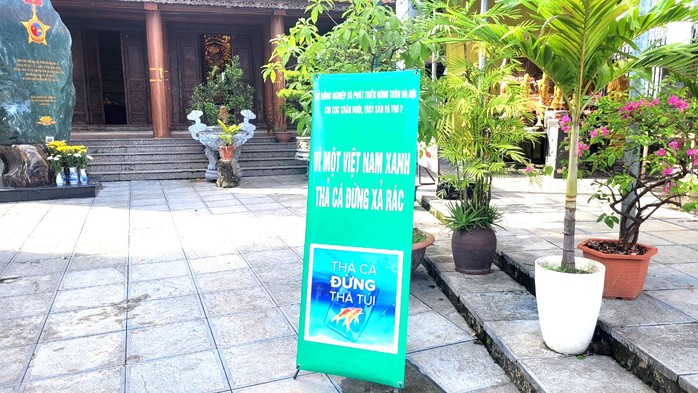 Thả phóng sinh 13.000 con cá xuống dòng sông Hồng- Ảnh 6. Thả phóng sinh 13.000 con cá xuống dòng sông Hồng- Ảnh 6.