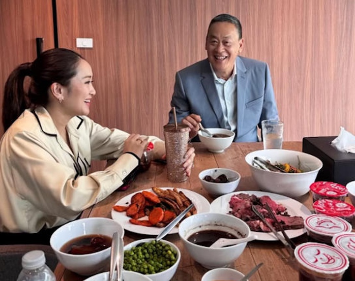 Bà Paetongtarn Shinawatra đăng hình ăn trưa cùng cựu Thủ tướng Srettha Thavisin trên Instagram ngày 15-8 Please credit and share this article with others using this link: https://www.bangkokpost.com/thailand/politics/2847827/coalition-unites-behind-paetongtarn. View our policies at http://goo.gl/9HgTd and http://goo.gl/ou6Ip. © Bangkok Post PCL. All rights reserved. Bà Paetongtarn Shinawatra đăng hình ăn trưa cùng cựu Thủ tướng Srettha Thavisin trên Instagram ngày 15-8 Please credit and share this article with others using this link: https://www.bangkokpost.com/thailand/politics/2847827/coalition-unites-behind-paetongtarn. View our policies at http://goo.gl/9HgTd and http://goo.gl/ou6Ip. © Bangkok Post PCL. All rights reserved.