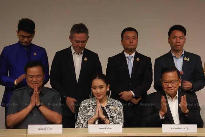Bà Paetongtarn Shinawatra được vây quanh bởi lãnh đạo các đảng trong liên minh cầm quyền là Bhumjaithai, Palang Pracharath, Chartthaipattana, Prachachat, Chart Pattana Kla, Sereeruamthai và Thai Ruamphalang trong cuộc họp báo chiều tối 15-8. Ảnh: Bangkok Post Bà Paetongtarn Shinawatra được vây quanh bởi lãnh đạo các đảng trong liên minh cầm quyền là Bhumjaithai, Palang Pracharath, Chartthaipattana, Prachachat, Chart Pattana Kla, Sereeruamthai và Thai Ruamphalang trong cuộc họp báo chiều tối 15-8. Ảnh: Bangkok Post