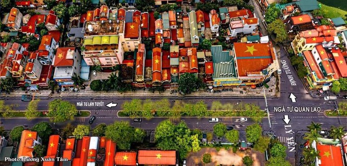 Thực hư hình ảnh cờ Tổ quốc trên mái nhà ở Thanh Hóa- Ảnh 1. Thực hư hình ảnh cờ Tổ quốc trên mái nhà ở Thanh Hóa- Ảnh 1.