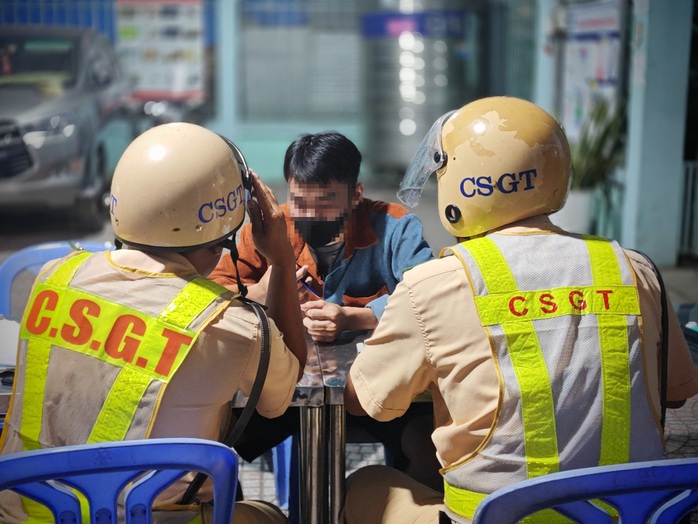 TP HCM: Công an huyện Bình Chánh tăng cường tổ công tác kiểm soát nồng độ cồn- Ảnh 3. TP HCM: Công an huyện Bình Chánh tăng cường tổ công tác kiểm soát nồng độ cồn- Ảnh 3.