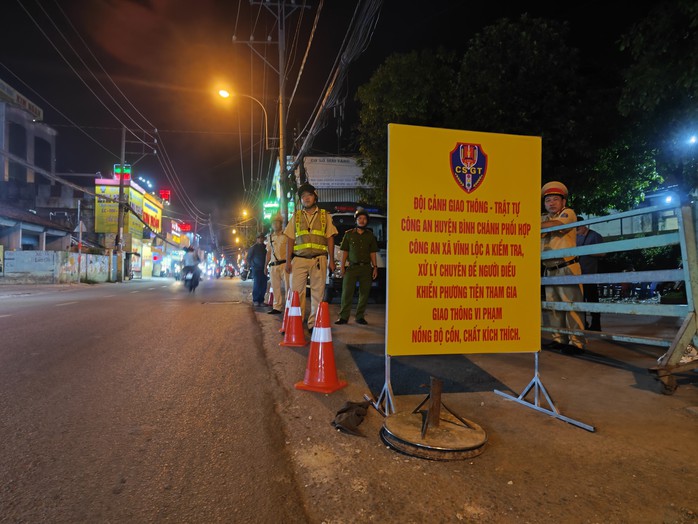 TP HCM: Công an huyện Bình Chánh tăng cường tổ công tác kiểm soát nồng độ cồn- Ảnh 1. TP HCM: Công an huyện Bình Chánh tăng cường tổ công tác kiểm soát nồng độ cồn- Ảnh 1.