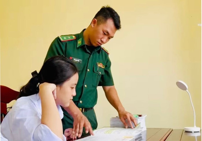 Trung úy Đỗ Trọng Tuyển, Đội trưởng Đội Kiểm soát hành chính thuộc Đồn Biên phòng Lý Sơn, dạy kèm cho cháu Phan Thị Thu Thảo (học lớp 10) Trung úy Đỗ Trọng Tuyển, Đội trưởng Đội Kiểm soát hành chính thuộc Đồn Biên phòng Lý Sơn, dạy kèm cho cháu Phan Thị Thu Thảo (học lớp 10)