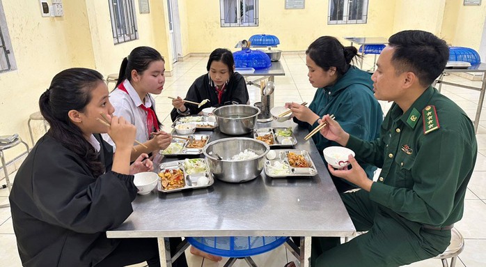 Bữa trưa của các học sinh với cán bộ, chiến sĩ Đồn Biên phòng Lý Sơn Bữa trưa của các học sinh với cán bộ, chiến sĩ Đồn Biên phòng Lý Sơn