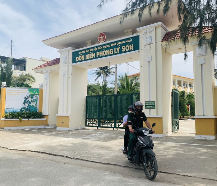 Đưa các em đi học trong chương trình “Nâng bước em đến trường” là hoạt động hằng ngày của những người lính Đồn Biên phòng Lý Sơn Đưa các em đi học trong chương trình “Nâng bước em đến trường” là hoạt động hằng ngày của những người lính Đồn Biên phòng Lý Sơn