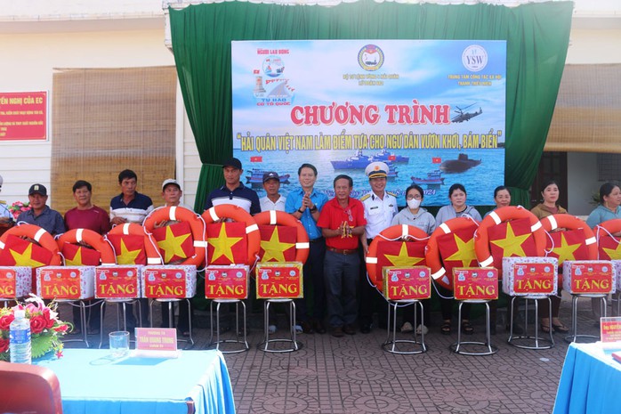 Đại diện Báo Người Lao Động và Lữ đoàn 682 Vùng 4 Hải quân trao cờ Tổ quốc và quà cho ngư dân Phú Yên. Ảnh: THÙY DUNG Đại diện Báo Người Lao Động và Lữ đoàn 682 Vùng 4 Hải quân trao cờ Tổ quốc và quà cho ngư dân Phú Yên. Ảnh: THÙY DUNG
