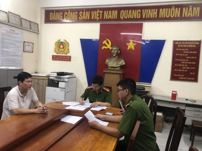 Bắt khẩn cấp người đàn ông hất một phụ nữ lên capo ô tô rồi chạy- Ảnh 1. Bắt khẩn cấp người đàn ông hất một phụ nữ lên capo ô tô rồi chạy- Ảnh 1.