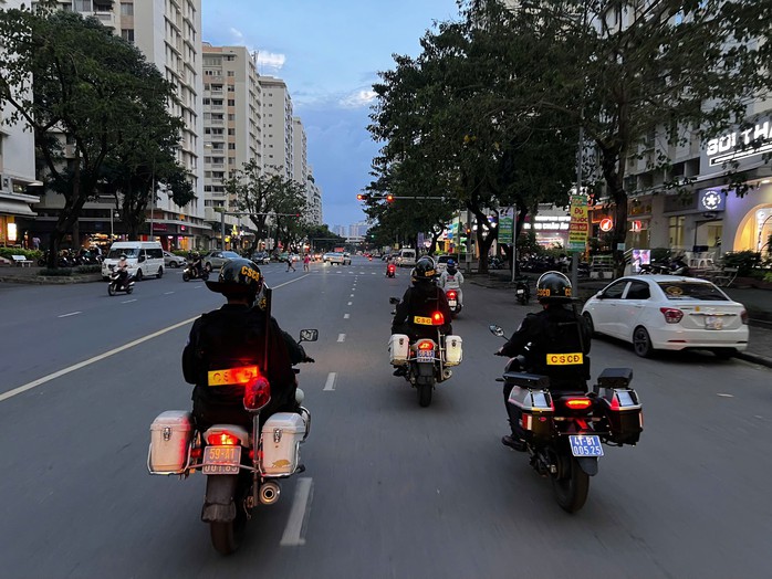 Lực lượng 363 với các chiến sĩ Cảnh sát cơ động tuần tra đêm trên các tuyến đường của TP HCM Lực lượng 363 với các chiến sĩ Cảnh sát cơ động tuần tra đêm trên các tuyến đường của TP HCM