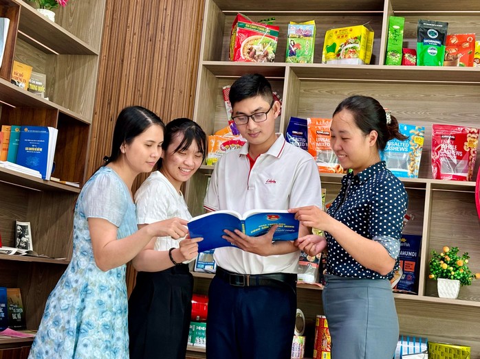 Anh Trần Đình Vũ cùng các đồng nghiệp tại phòng trưng bày sản phẩm của Xí nghiệp Bao bì Liksin Anh Trần Đình Vũ cùng các đồng nghiệp tại phòng trưng bày sản phẩm của Xí nghiệp Bao bì Liksin