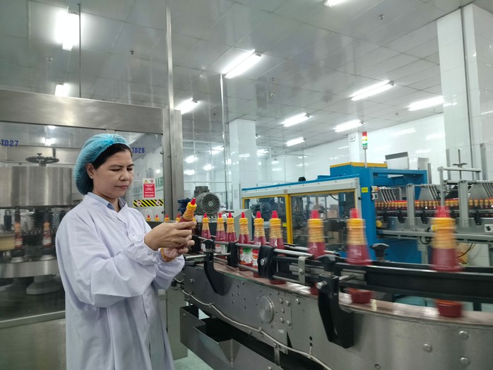 Chị Phùng Thị Hữu Hạnh kiểm tra dây chuyền sản xuất tương ớt. Ảnh: THANH YÊN Chị Phùng Thị Hữu Hạnh kiểm tra dây chuyền sản xuất tương ớt. Ảnh: THANH YÊN