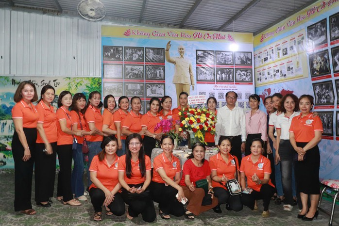 Công nhân ở trọ phường Bình Hưng Hòa B, quận Bình Tân, TP HCM chụp hình lưu niệm tại Không gian Văn hóa Hồ Chí Minh Công nhân ở trọ phường Bình Hưng Hòa B, quận Bình Tân, TP HCM chụp hình lưu niệm tại Không gian Văn hóa Hồ Chí Minh