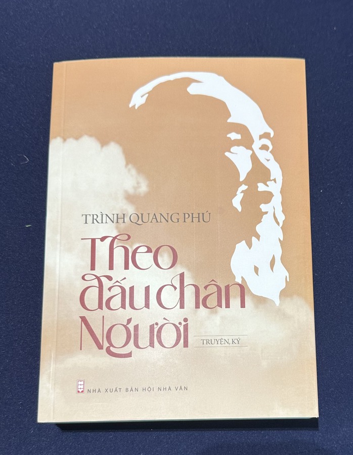 Ra mắt sách "Theo dấu chân Người"- Ảnh 3. Ra mắt sách "Theo dấu chân Người"- Ảnh 3.