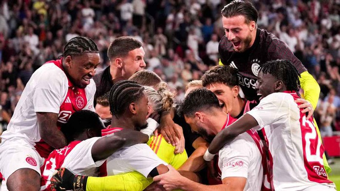 Thủ môn 40 tuổi cản 5 quả 11m, Ajax hạ Panathinaikos sau 34 lượt sút- Ảnh 7. Thủ môn 40 tuổi cản 5 quả 11m, Ajax hạ Panathinaikos sau 34 lượt sút- Ảnh 7.