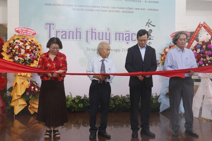 Mang hơi thở cuộc sống vào tranh thuỷ mặc- Ảnh 1. Mang hơi thở cuộc sống vào tranh thuỷ mặc- Ảnh 1.