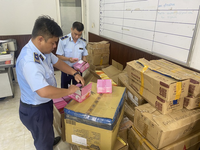 Phát hiện 1.800 chiếc bánh trung thu nhập lậu- Ảnh 1. Phát hiện 1.800 chiếc bánh trung thu nhập lậu- Ảnh 1.