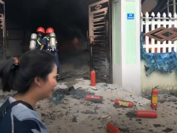 Cháy nhà xưởng chăn ga gối đệm, một nữ sinh tử vong- Ảnh 3. Cháy nhà xưởng chăn ga gối đệm, một nữ sinh tử vong- Ảnh 3.