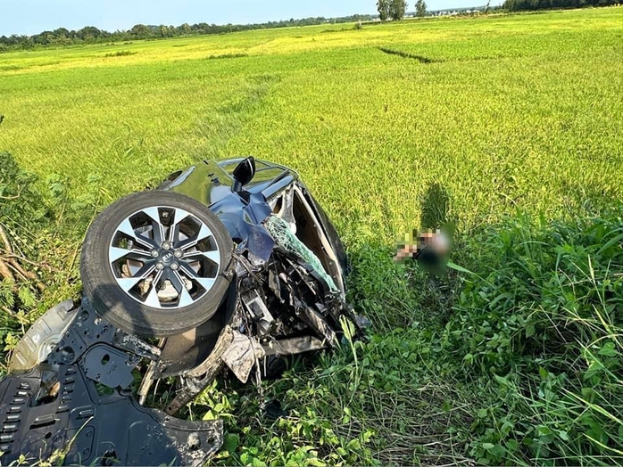 Ô tô con nát vụn, tài xế văng ruộng lúa tử vong sau cú tông với xe ben- Ảnh 1. Ô tô con nát vụn, tài xế văng ruộng lúa tử vong sau cú tông với xe ben- Ảnh 1.