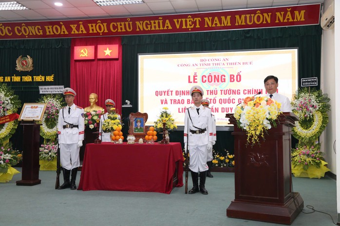 Trao bằng “Tổ quốc ghi công” cho phó trưởng công an phường hy sinh- Ảnh 1. Trao bằng “Tổ quốc ghi công” cho phó trưởng công an phường hy sinh- Ảnh 1.