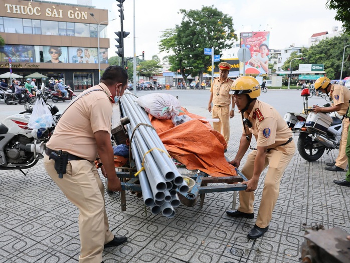 Dẹp ngay kiểu "dọc ngang trêu ngươi dư luận"!- Ảnh 1. Dẹp ngay kiểu "dọc ngang trêu ngươi dư luận"!- Ảnh 1.