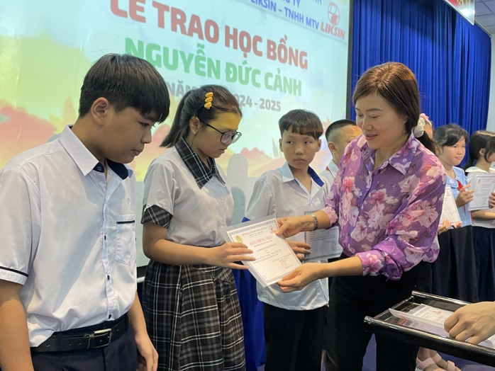 Bà Lại Thị Ngọc Lan, Phó Chủ tịch Công đoàn Tổng Công ty Liksin, tặng học bổng cho con công nhân vượt khó, học giỏi Bà Lại Thị Ngọc Lan, Phó Chủ tịch Công đoàn Tổng Công ty Liksin, tặng học bổng cho con công nhân vượt khó, học giỏi