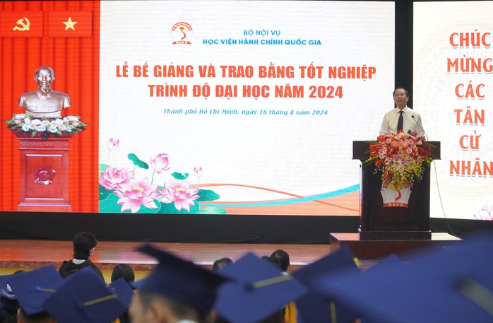 Lời nhắn nhủ của Giám đốc Học viện Hành chính Quốc gia đến 323 tân cử nhân - Ảnh 2. Lời nhắn nhủ của Giám đốc Học viện Hành chính Quốc gia đến 323 tân cử nhân - Ảnh 2.