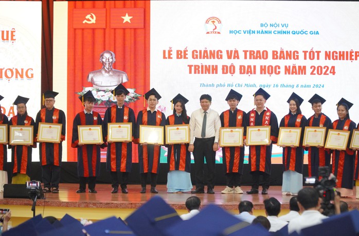 Lời nhắn nhủ của Giám đốc Học viện Hành chính Quốc gia đến 323 tân cử nhân - Ảnh 3. Lời nhắn nhủ của Giám đốc Học viện Hành chính Quốc gia đến 323 tân cử nhân - Ảnh 3.
