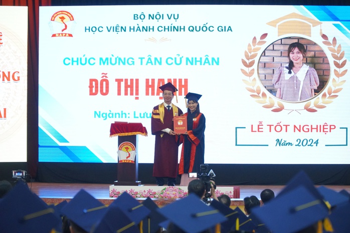 Lời nhắn nhủ của Giám đốc Học viện Hành chính Quốc gia đến 323 tân cử nhân - Ảnh 1. Lời nhắn nhủ của Giám đốc Học viện Hành chính Quốc gia đến 323 tân cử nhân - Ảnh 1.