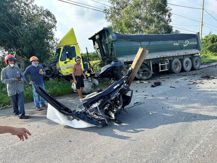 Ô tô con nát vụn, tài xế văng ruộng lúa tử vong sau cú tông với xe ben- Ảnh 2. Ô tô con nát vụn, tài xế văng ruộng lúa tử vong sau cú tông với xe ben- Ảnh 2.