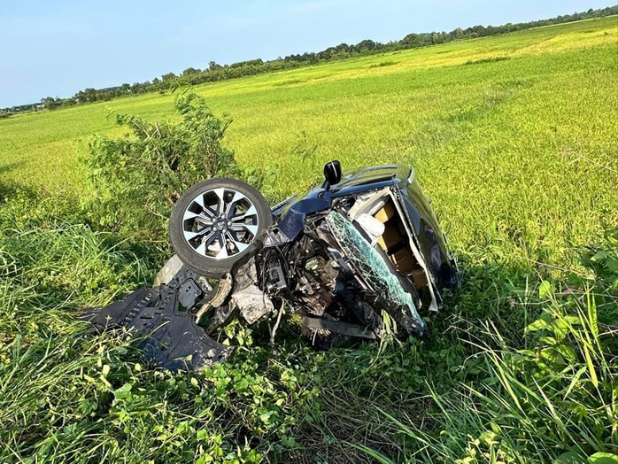 Ô tô con nát vụn, tài xế văng ruộng lúa tử vong sau cú tông với xe ben- Ảnh 6. Ô tô con nát vụn, tài xế văng ruộng lúa tử vong sau cú tông với xe ben- Ảnh 6.