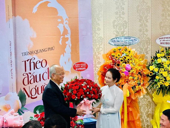 Ra mắt sách "Theo dấu chân Người"- Ảnh 1. Ra mắt sách "Theo dấu chân Người"- Ảnh 1.
