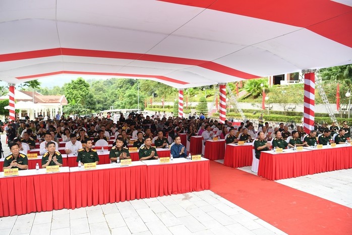 Hàng trăm người dân cùng các cựu chiến binh, tướng lĩnh, Anh hùng lực lượng vũ trang nhân dân tham gia chương trình "Về nơi khởi nguồn" Hàng trăm người dân cùng các cựu chiến binh, tướng lĩnh, Anh hùng lực lượng vũ trang nhân dân tham gia chương trình "Về nơi khởi nguồn"