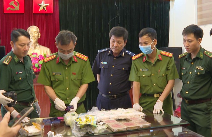 Vận chuyển thuê 6 bánh heroin, 2 kg ma túy lấy 50 triệu đồng- Ảnh 1. Vận chuyển thuê 6 bánh heroin, 2 kg ma túy lấy 50 triệu đồng- Ảnh 1.