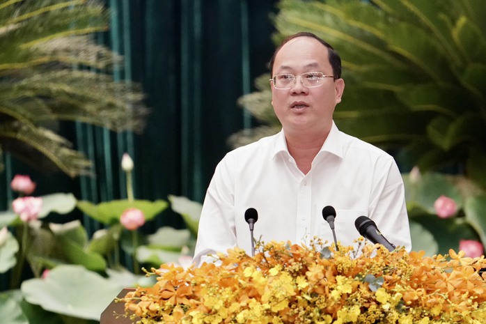 Phó Bí thư Thường trực Thành ủy TP HCM Nguyễn Hồ Hải trình bày tóm tắt Báo cáo tại buổi làm việc chiều 17-8Ảnh: VIỆT DŨNG Phó Bí thư Thường trực Thành ủy TP HCM Nguyễn Hồ Hải trình bày tóm tắt Báo cáo tại buổi làm việc chiều 17-8Ảnh: VIỆT DŨNG