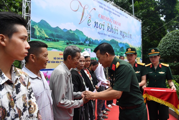 Chương trình đã tặng quà tướng lĩnh, Anh hùng lực lượng vũ trang nhân dân; các đối tượng chính sách, người có công, hộ nghèo và các cháu học sinh xuất sắc, tiêu biểu trên địa bàn xã Tam Kim và xã Hoa Thám, huyện Nguyên Bình Chương trình đã tặng quà tướng lĩnh, Anh hùng lực lượng vũ trang nhân dân; các đối tượng chính sách, người có công, hộ nghèo và các cháu học sinh xuất sắc, tiêu biểu trên địa bàn xã Tam Kim và xã Hoa Thám, huyện Nguyên Bình