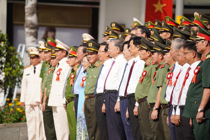 Tổng Bí thư, Chủ tịch nước Tô Lâm dự Lễ dâng hoa, báo công dâng Bác của Công an TP HCM- Ảnh 2. Tổng Bí thư, Chủ tịch nước Tô Lâm dự Lễ dâng hoa, báo công dâng Bác của Công an TP HCM- Ảnh 2.
