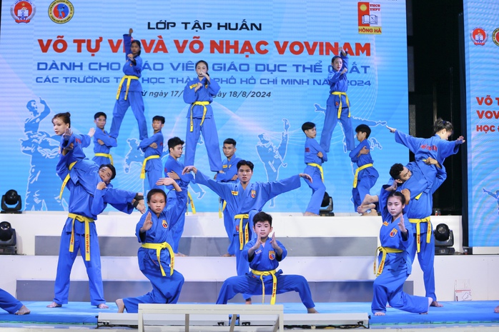 TP HCM tập huấn võ tự vệ và võ nhạc Vovinam cho 650 giáo viên tiểu học- Ảnh 2. TP HCM tập huấn võ tự vệ và võ nhạc Vovinam cho 650 giáo viên tiểu học- Ảnh 2.