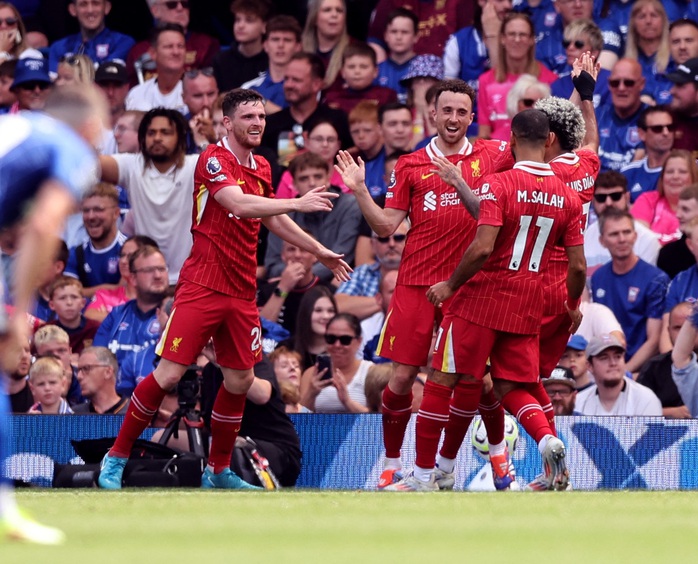 Thắng dễ tân binh Ipswich Town, Liverpool lên ngôi đầu Ngoại hạng Anh- Ảnh 3. Thắng dễ tân binh Ipswich Town, Liverpool lên ngôi đầu Ngoại hạng Anh- Ảnh 3.