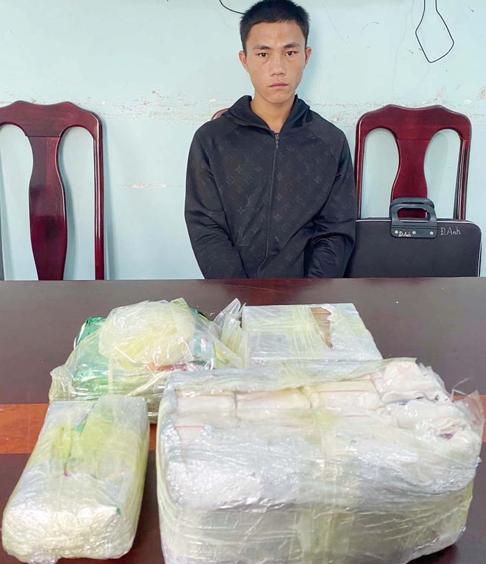 Vận chuyển thuê 6 bánh heroin, 2 kg ma túy lấy 50 triệu đồng- Ảnh 2. Vận chuyển thuê 6 bánh heroin, 2 kg ma túy lấy 50 triệu đồng- Ảnh 2.