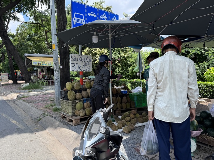 Sầu riêng 30.000 đồng/trái bán đầy vỉa hè TP HCM- Ảnh 1. Sầu riêng 30.000 đồng/trái bán đầy vỉa hè TP HCM- Ảnh 1.