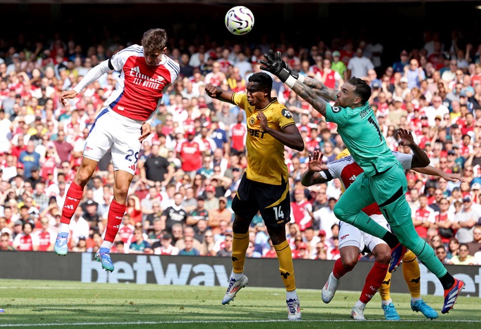 Hạ "bầy sói" Wolverhampton, Arsenal góp mặt Top 3 Ngoại hạng Anh- Ảnh 2. Hạ "bầy sói" Wolverhampton, Arsenal góp mặt Top 3 Ngoại hạng Anh- Ảnh 2.