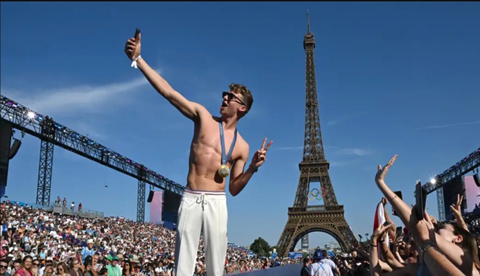 Leon Marchand trở thành niềm tự hào của thể thao Pháp tại Olympic Paris 2024 Ảnh: DW Leon Marchand trở thành niềm tự hào của thể thao Pháp tại Olympic Paris 2024 Ảnh: DW
